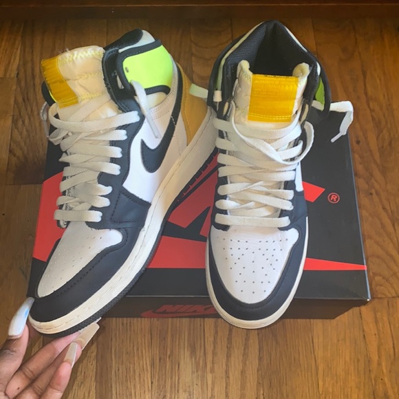 Jordan 1 Retro High OG - Picture 3 of 5